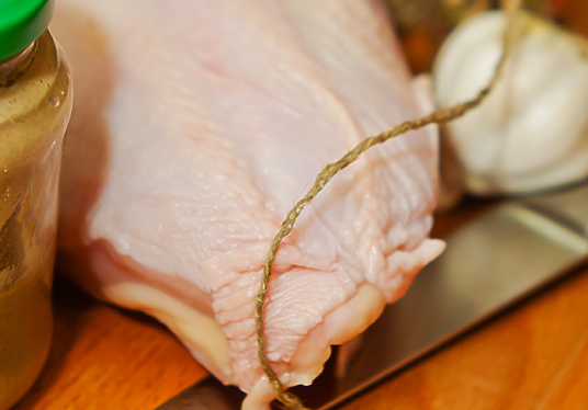 1. Этап. Бастурма из куриной грудки: Промойте курицу, отрежьте кожицу.