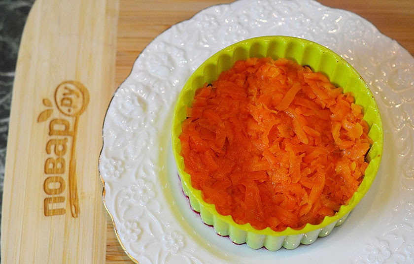 1. Этап. Салат Сёмга на шубке на 8 марта: 4. Далее — морковь и немного майонеза.