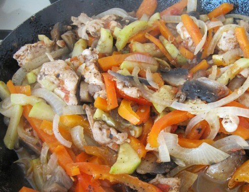 1. Этап. Соте из курицы с грибами: Все перемешать, добавить специи, можно немного воды. Тушим под крышкой минут 10.