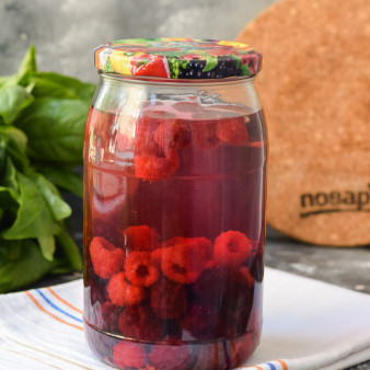 Компот из клубники, малины и смородины на зиму