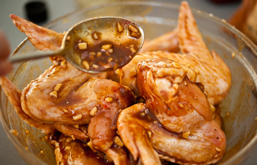 1. Этап. Крылышки под соусом: 2. Куриные крылья промоем и обсушим. Щедро поливаем каждый кусочек соусом. Если есть время, оставьте их постоять в соусе хотя бы на полчаса.