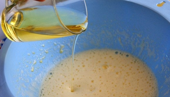 1. Этап. Торт на кипятке: 2. Добавьте растительное масло и снова взбейте. Использовать можно любое масло, но лучше без сильно выраженного запаха.