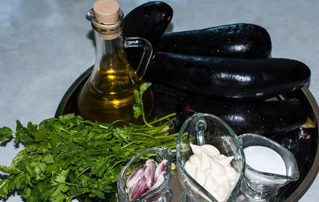 1. Этап. Баклажаны жареные с кинзой: Подготовьте ингредиенты.