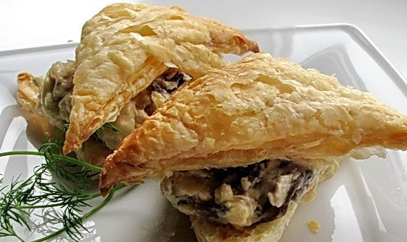 1. Этап. Курица по-королевски: Теперь финальная фаза: вынимаем из духовки наши треугольники и аккуратно расслаиваем каждый на две части. На одну часть кладем приготовленную начинку и накрываем второй. Вот и все! Наше королевское блюдо готово, и его можно подавать к столу. Приятного аппетита!