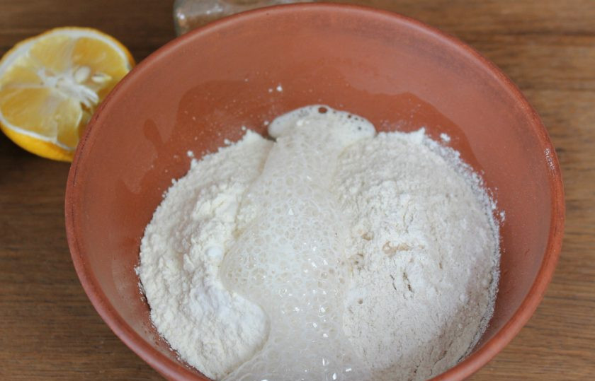 1. Этап. Постные круассаны: Далее, насыпаем муку и добавляем гашенную соком лимона соду.
