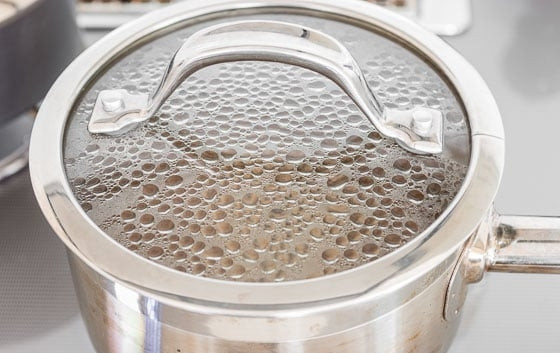 1. Этап. Карамельно-ванильный соус: 3. Сотейник с водой и сахаром отправьте на огонь, накройте крышкой и доведите до кипения на сильном огне.