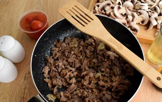 1. Этап. Соба Меши в итальянском стиле: Добавьте говядину. Обжарьте мясо до румяной корочки, помешивая лопаточкой. Мясо, нарезано на тонкие ломтики, готовится достаточно быстро.