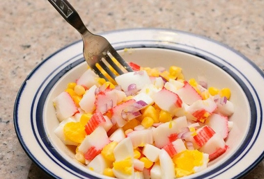 1. Этап. Салат Нежный с крабовыми палочками: 3. Соедините все в глубокой мисочке. Добавьте консервированную кукурузу.