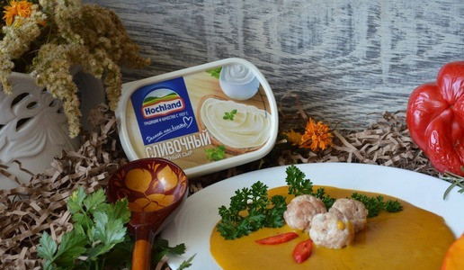 1. Этап. Тыквенный крем-суп с фрикадельками: В тарелки добавить фрикадельки и рубленую зелень, перец чили.