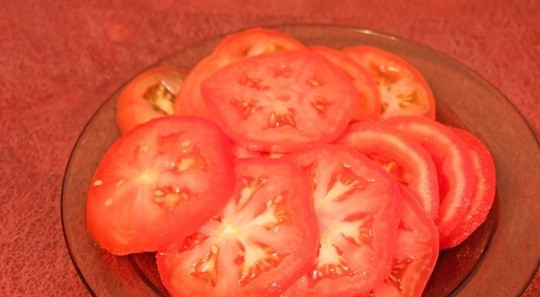 1. Этап. Запеченные кабачки с баклажанами: 3. Помидоры (лучше брать твердые, чтобы легче было ровно резать) вымыть и просушить. Нарезать примерно такими же кружочками.