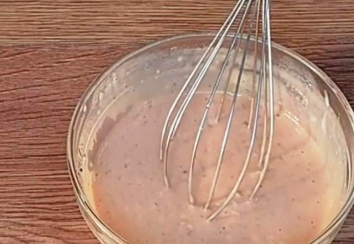 1. Этап. Индейка с грибами на овощной подушке: 15. Приготовим соус. После овощей остался сок (150 мл). Смешиваем его со сметаной (1 ст. л.), мягким плавленным сыром (1 ст. л.) и томатной пастой (1 ст. л.+1 щеп. сахара, вместо пасты можно добавить томатный кетчуп 2 ст. л.). Всыпаем специи, перемешиваем и взбиваем венчиком.