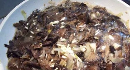 1. Этап. Мясной рулет с картофелем: Для начинки мясного рулета нам понадобится картофельное пюре. Так что ставим вариться картофель, а тем временем обжарим грибы с луком, если вы захотите усложнить начинку. Если хотите без грибов, опускаете этот процесс.