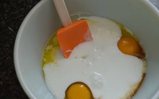 1. Этап. Кексы на кефире: 1. Перед тем, как приступить к тесту, включите духовку, пусть разогревается до 200 градусов. С тестом все невероятно просто. Соедините кефир с содой, перемешайте. После вбейте туда же яйца и взбейте до однородности. Добавьте растопленное сливочное масло и сахар.