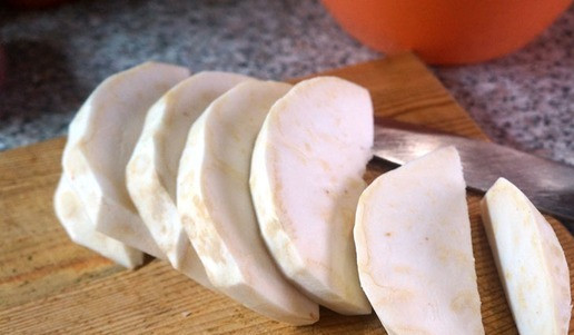 1. Этап. Солянка рыбная «Эксклюзив»: Сельдерей порезать сначала на такие вот ломти.