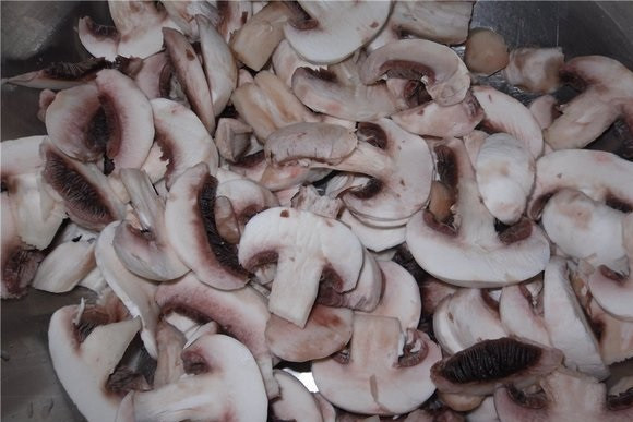 1. Этап. Салат из печени с ананасом: 1. Печень (можно использовать свиную, куриную или говяжью) вымойте, залейте холодной водой и отправьте на огонь вариться. Грибочки вымойте, обсушите и нарежьте тонкими ломтиками. Очистите и измельчите луковицу.