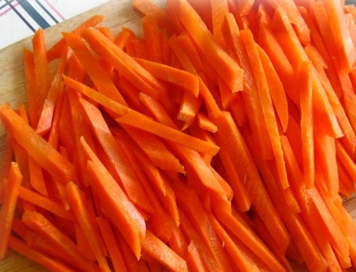 1. Этап. Узбекский плов из свинины: 5. Морковь вымыть и нарезать брусочками. Мясо вымыть, очень хорошо просушить и нарезать небольшими кусочками.