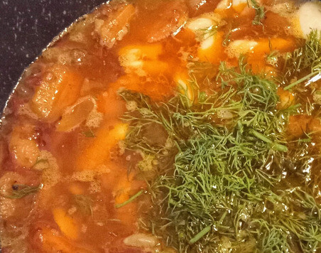 1. Этап. Гиганты с помидорами и харисой: Добавить помидоры и укроп. Довести до кипения. Уменьшить огонь и тушить 15 минут.