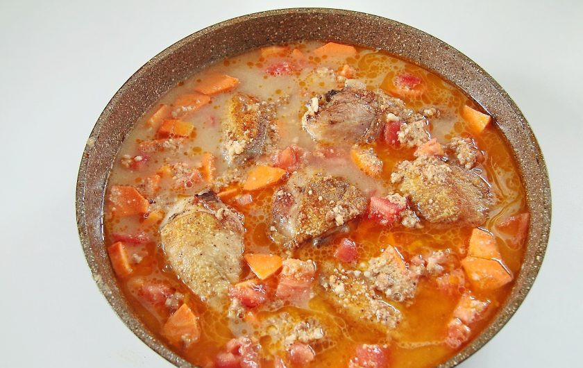 1. Этап. Африканская курица: 7. Добавляем смесь арахисовой пасты с бульоном, если необходимо можно добавить в сковороду еще бульон. Соус должен почти прикрывать курицу. Все солим по вкусу. Накрываем сковороду крышкой и после закипания тушим курицу на минимальном огне около 30 минут.