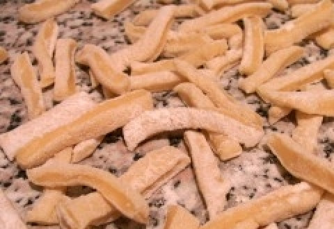 1. Этап. Медовая горка: Разделите полоски на кусочки 2-3 см длиной. Обжарьте их в масле до золотистого цвета.