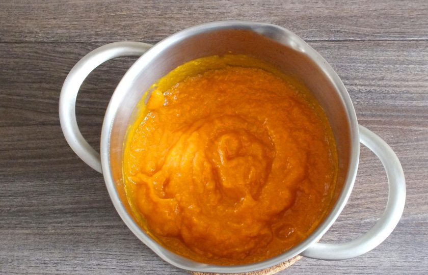 1. Этап. Повидло из тыквы с курагой: Пробейте погружным блендером до однородного состояния.