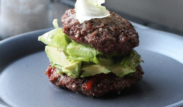 1. Этап. Бургер без булочки: 6. Накройте второй котлеткой и можно подавать бургер без булочки к столу. Приятного аппетита!