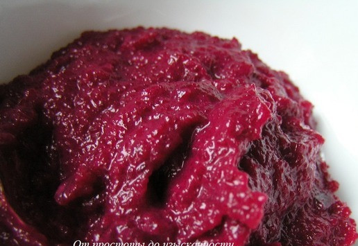 1. Этап. Вкусные ложки со свеклой и авокадо: Одна начинка готова.