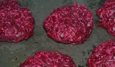 1. Этап. Котлеты из свёклы и моркови: 6. Из получившейся массы формируем котлетки. Противень смазываем сливочным маслом и выкладываем на него получившиеся котлеты. Ставим противень в духовку и запекаем котлеты при температуре 200 градусов.