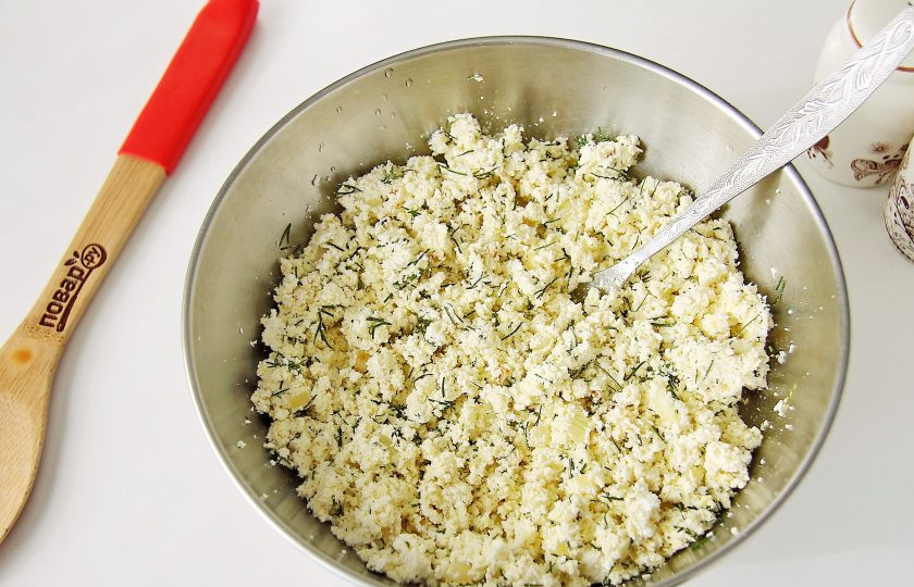 1. Этап. Курзе с творогом: Все тщательно перемешайте. Начинка готова.