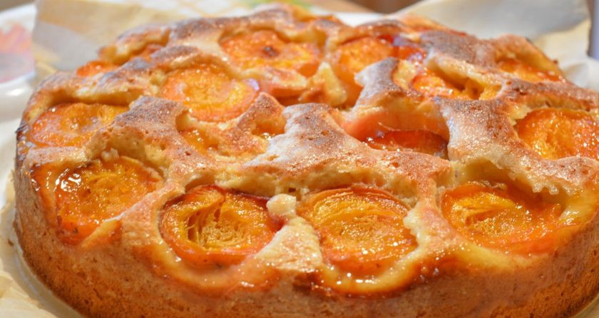 1. Этап. Пирог с абрикосами (простой и вкусный): 7. Выпекаем пирог в разогретом до 180 градусов духовом шкафу 40-50 минут. Остужаем его и подаем к столу.