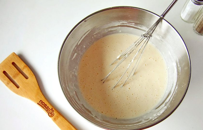 1. Этап. Заливной пирог с курицей и грибами: Перемешайте все до однородного состояния.