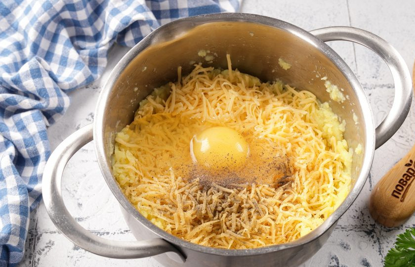 1. Этап. Картофельные клёцки с сыром: Добавьте к картофелю тёртый на мелкой тёрке сыр, яйцо, соль и перец по вкусу.