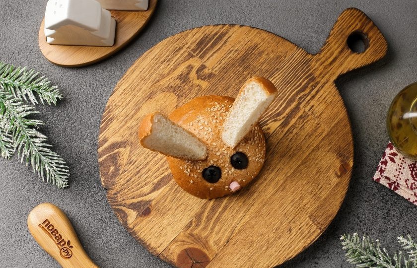 1. Этап. Сырный крем-суп с грибами в хлебе Веселый Кролик: При помощи зубочисток прикрепите ушки на верхнюю часть булочки. Из маслин сделайте глазки. Кружочек колбасы прикрепите так же зубочисткой, это будет носик кролика.