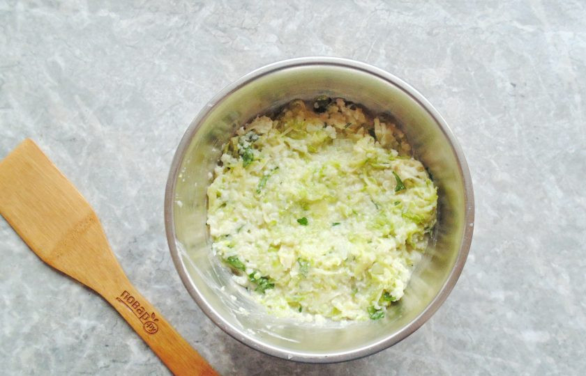 1. Этап. Котлеты из кабачка и цветной капусты: Перемешайте хорошо все ингредиенты.