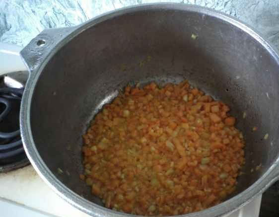 1. Этап. Кабачки тушеные с чесноком: Закинуть морковь и обжаривать при постоянном помешивании еще 4-5 минут.