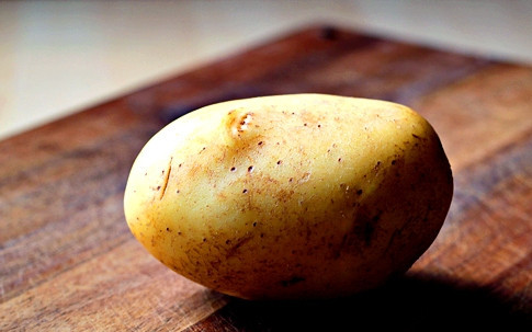 1. Этап. Картофель в фольге с сыром: Каждую картофелину хорошенько вымыть и обсушить.