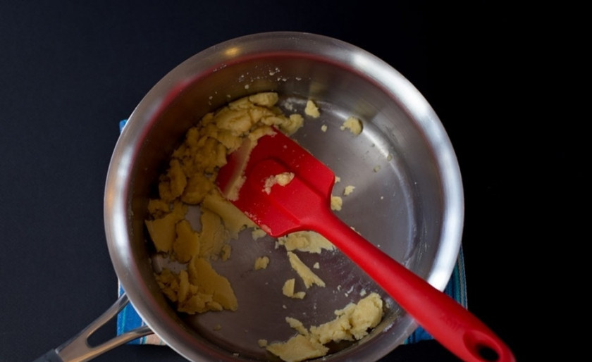 1. Этап. Бешамель классический: Масло в кастрюле поставьте на средний огонь. Молоко подогрейте на плите или в микроволновке.