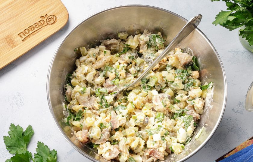 1. Этап. Салат со скумбрией и соленым огурцом: Заправьте салат небольшим количеством майонеза и перемешайте. Можно добавить молотый перец. Соль я не добавляю, но вы ориентируйтесь на свой вкус.