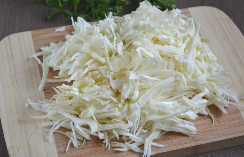 1. Этап. Ленивые голубцы под соусом: Тем временем нашинкуйте капусту, как на борщ, а затем хорошо помните руками.