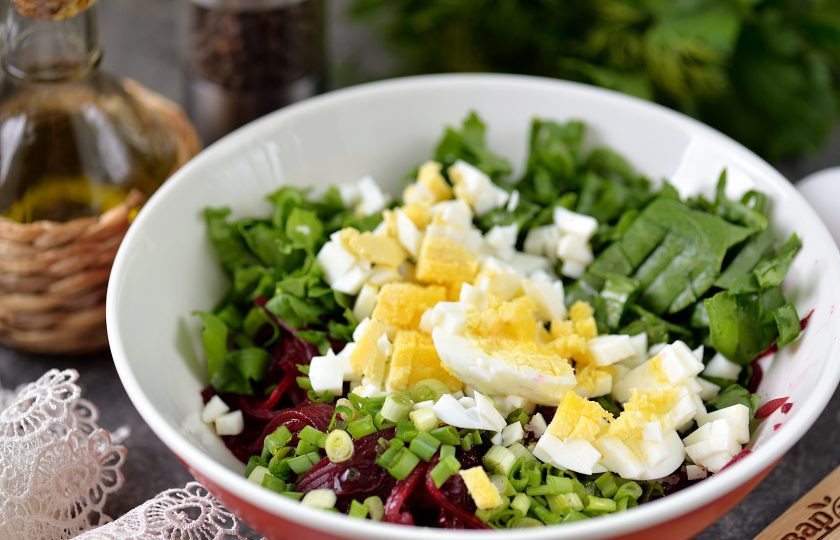 1. Этап. Салат из свеклы с щавелем: Нарежьте мелко вареное яйцо, добавьте к свекле.