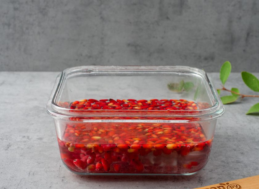 1. Этап. Компот из барбариса: Ягоды очистите от лишнего мусора и несколько раз помойте чистой водой.