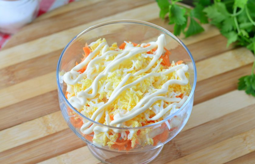 1. Этап. Салат Кудрявый с крабовыми палочками: Полейте яичный слой майонезом.