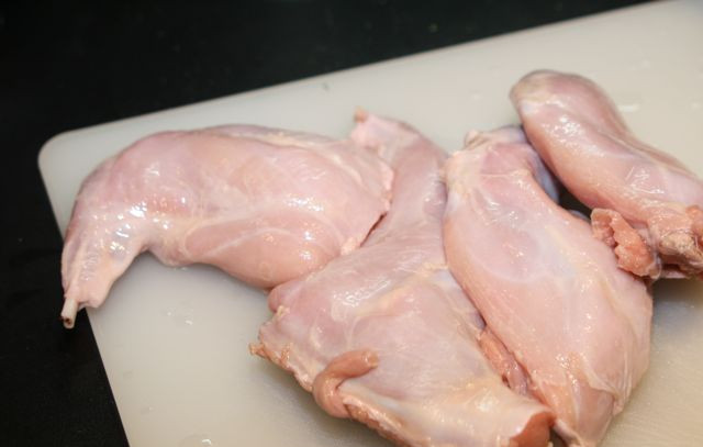 1. Этап. Кролик, тушеный с овощами: Промойте голени и разделайте.