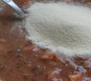 1. Этап. Колбаса печеночная домашняя: 3. Вслед за луком - манку. Оставим на 15-20 минут настояться.