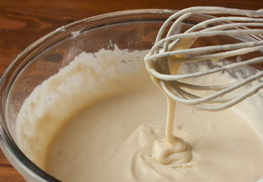 1. Этап. Блины с разрыхлителем: В отдельную емкость просейте муку с разрыхлителем и солью. Добавляем яйца с молоком и все тщательно перемешиваем.