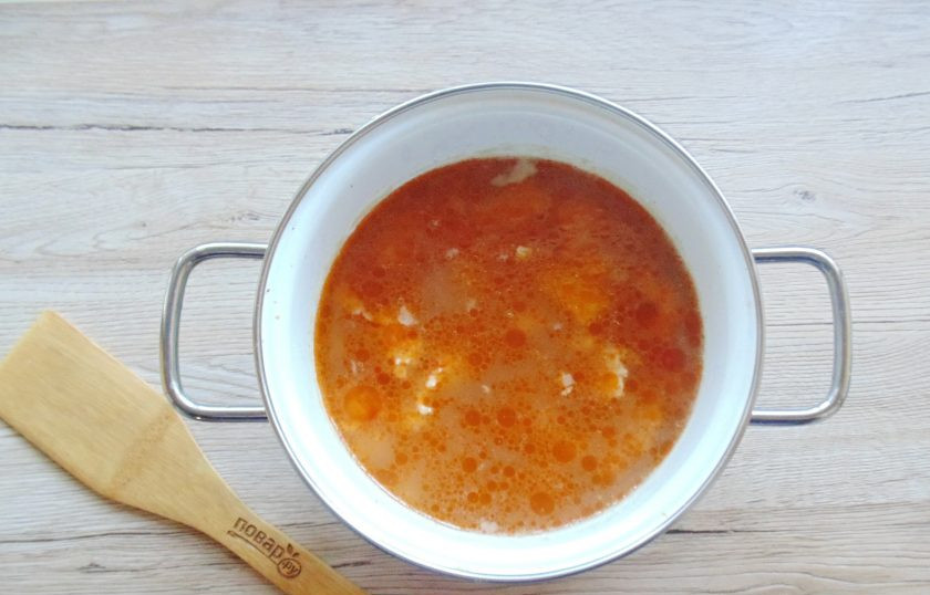 1. Этап. Суп из чечевицы с фаршем: Добавьте в суп томатную пасту, перемешайте, посолите и поперчите.