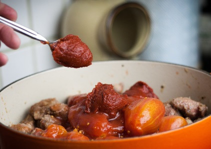 1. Этап. Свинина с фасолью и помидорами: 5. Добавьте также томатное пюре, хорошенько перемешайте.