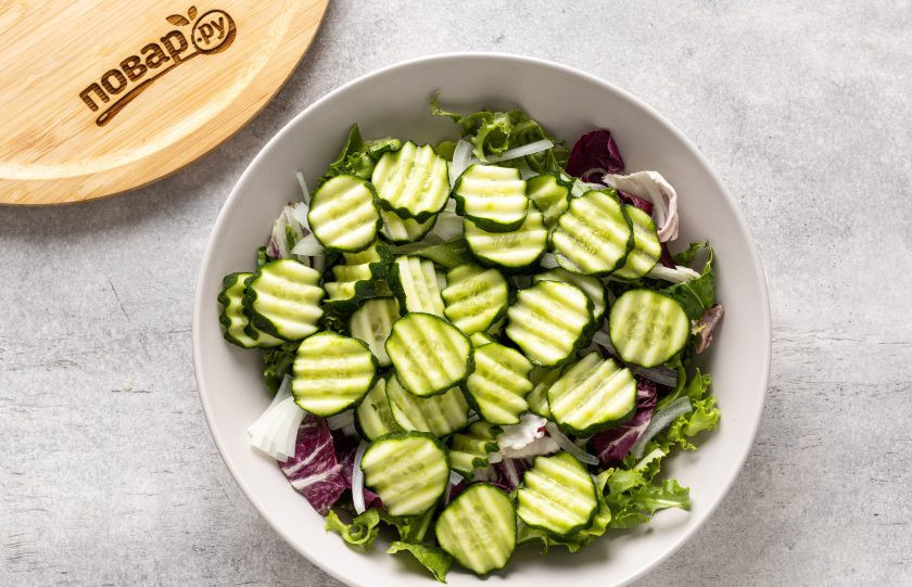 1. Этап. Салат Весна не за горами: Огурец помойте и нарежьте кружочками. Я для этого использую фигурный нож.