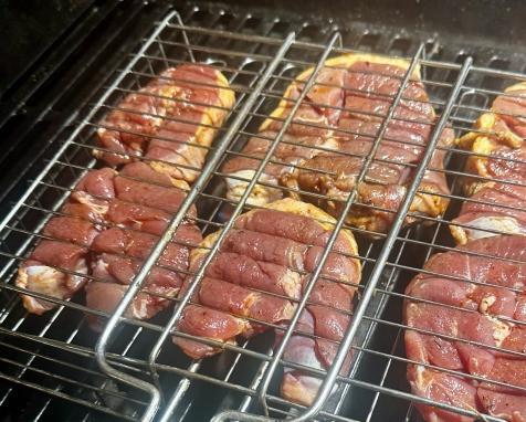 1. Этап. Баранина жареная «на» и «в» решетке: Уложил в решетку и на гриль.