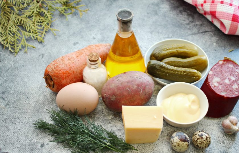 1. Этап. Салат Гнездо глухаря с колбасой: Подготовьте все необходимые ингредиенты для приготовления салата 