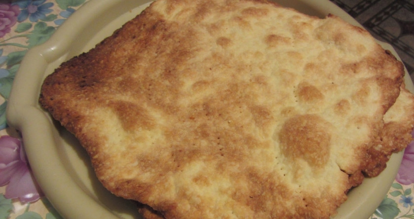 1. Этап. Наполеон из слоеного теста со сгущенкой: 2. Выпекаем крожи, проткнув каждый вилочкой в нескольких местах. Так они останутся ровными и не вздуются в ненужным местах во время выпечки.